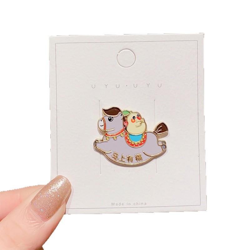 Decoración de Año Nuevo Año del Caballo regalo de Año Nuevo lindo broche de dibujos animados de metal insignia pequeña barraca de mercado nocturno mayorista