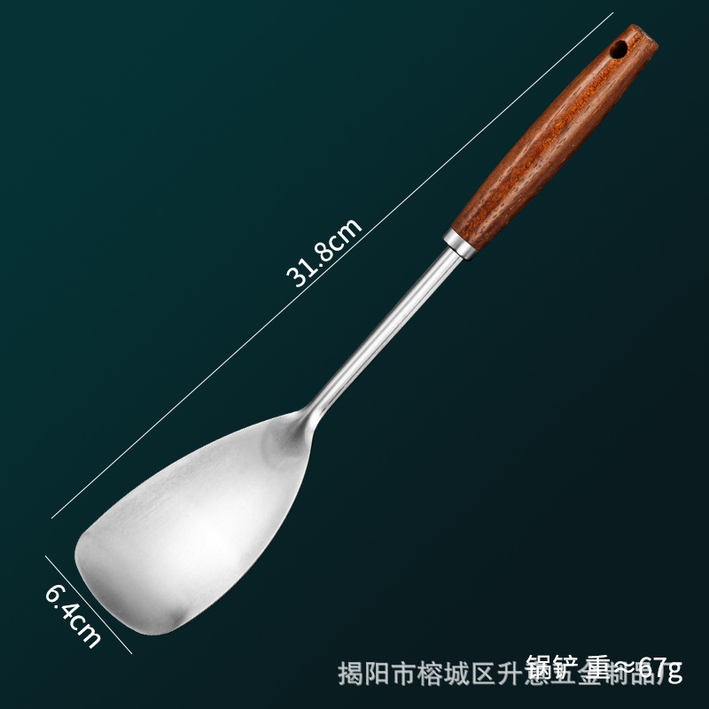 나무 손잡이가 달린 작은 주걱