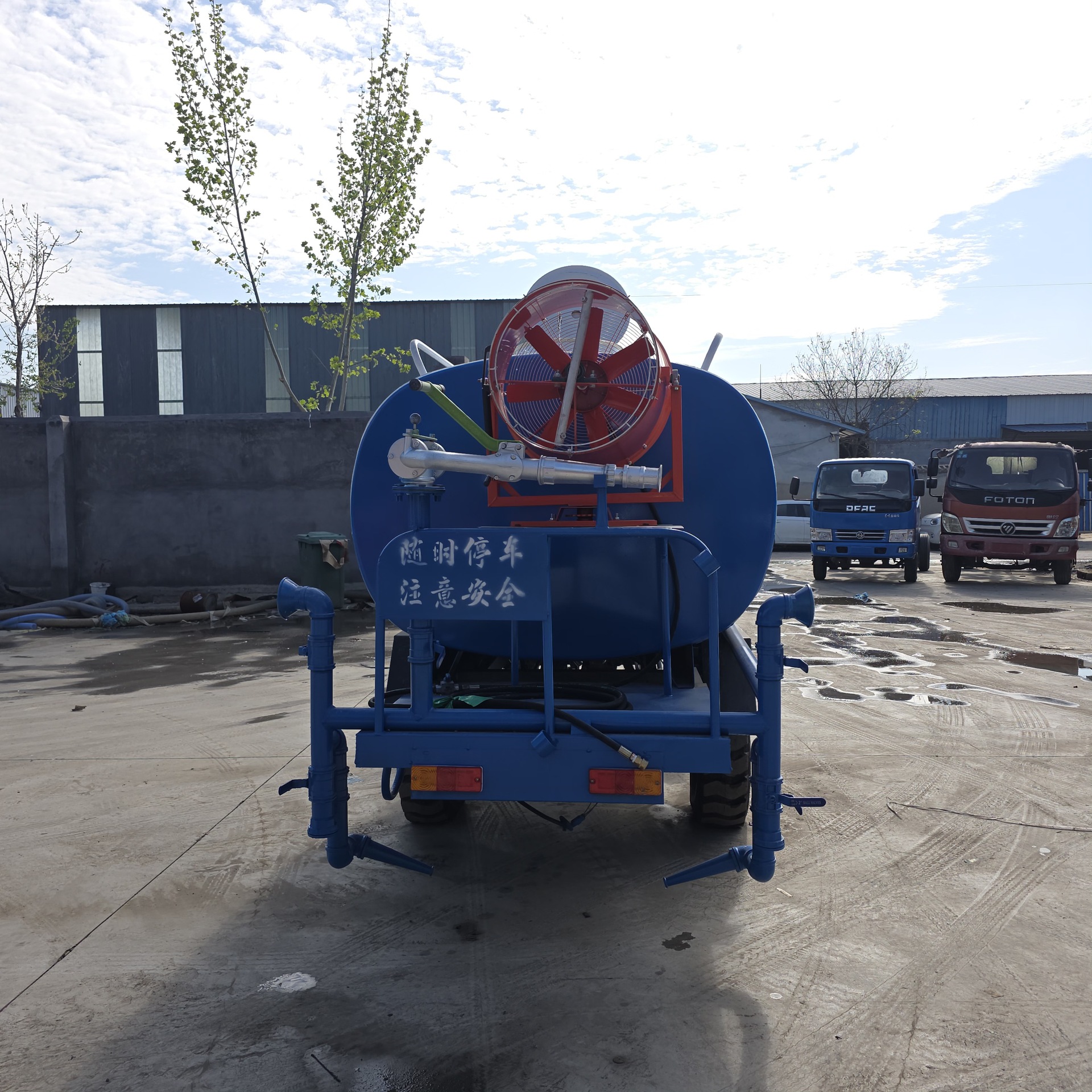 Diesel-powered three-wheel fog cannon dust-suppression and water-spraying vehicle for construction site dust control, road washing, and landscaping spraying, multi-functional sanitation vehicle