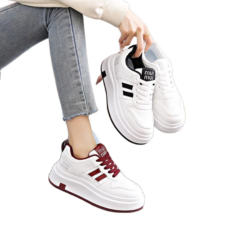 Pequeño bizcocho de suela gruesa antideslizante aumento pequeño zapatos blancos mujer 2025 primavera nuevo estilo delgado con pantalones anchos casual todo-fósforo