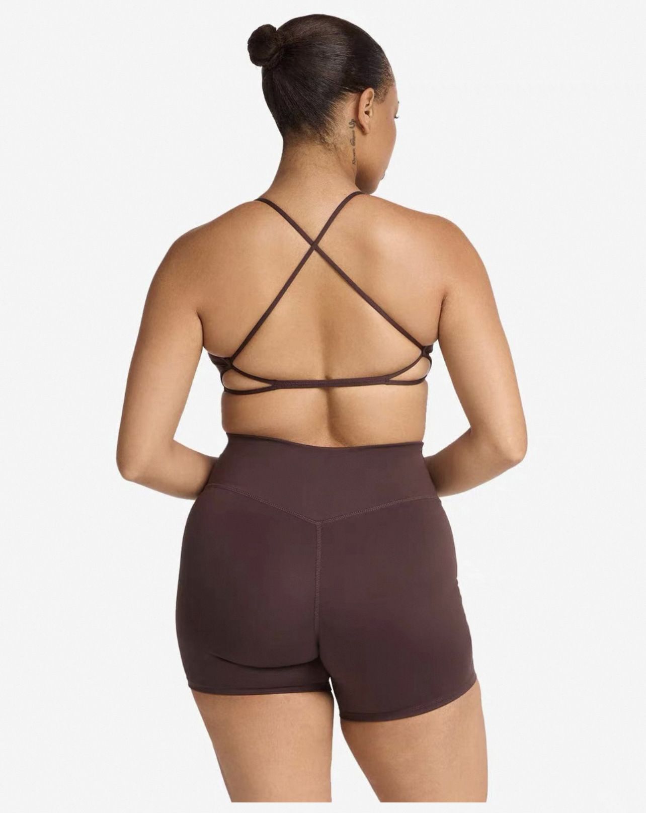 갈색과 보라색 반바지 정장