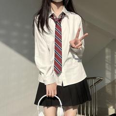 青いjkシャツ長袖の外着の中に春秋学院風の小さなデザイン感のある学生の薄いjk制服の女性がいます。