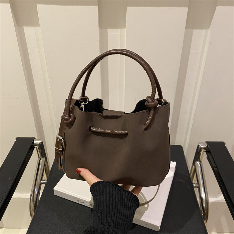 Bolso retro de invierno para mujeres 2024 nuevo diseño de nicho de estilo extranjero bolso de hombro de moda simple bolso de hombro