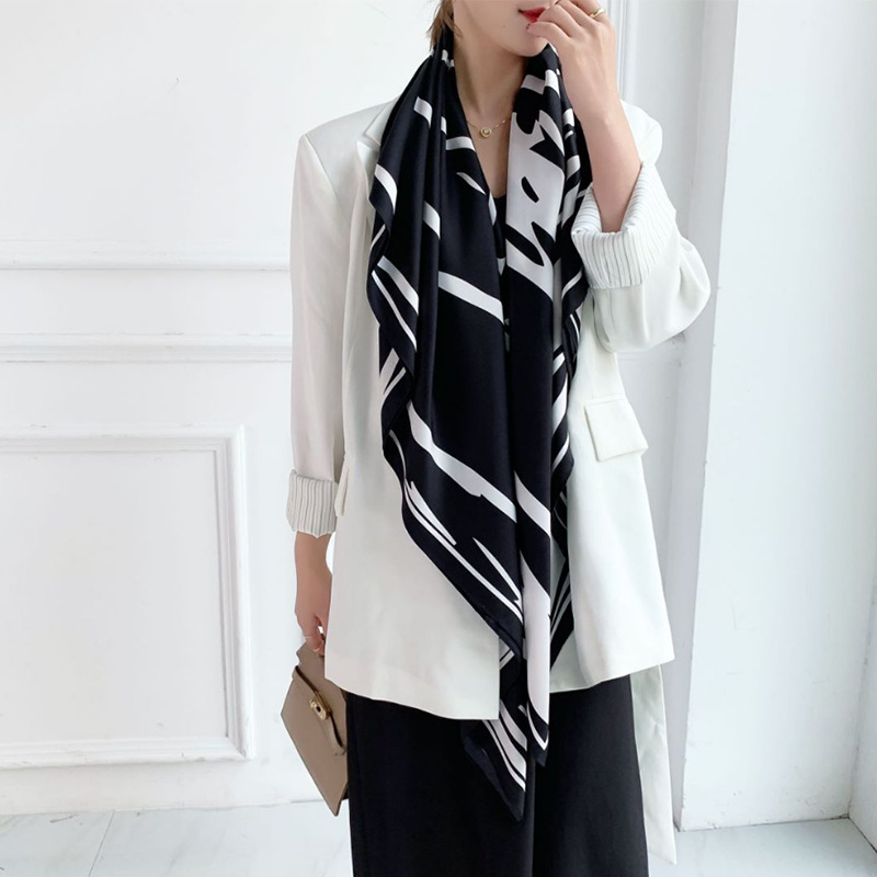 Spring and Autumn Simple and Stylish Versatile Travel Sun Protection Air Conditioning Scarf with Print and Twill, 130x130, Elegant Women's Shawl