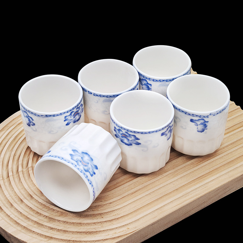 [Al por mayor] tazas de cerámica de medio patrón tazas de té tazas de vino esmaltadas flores azules coloridas tazas de té comerciales domésticos tienda de 2 yuanes