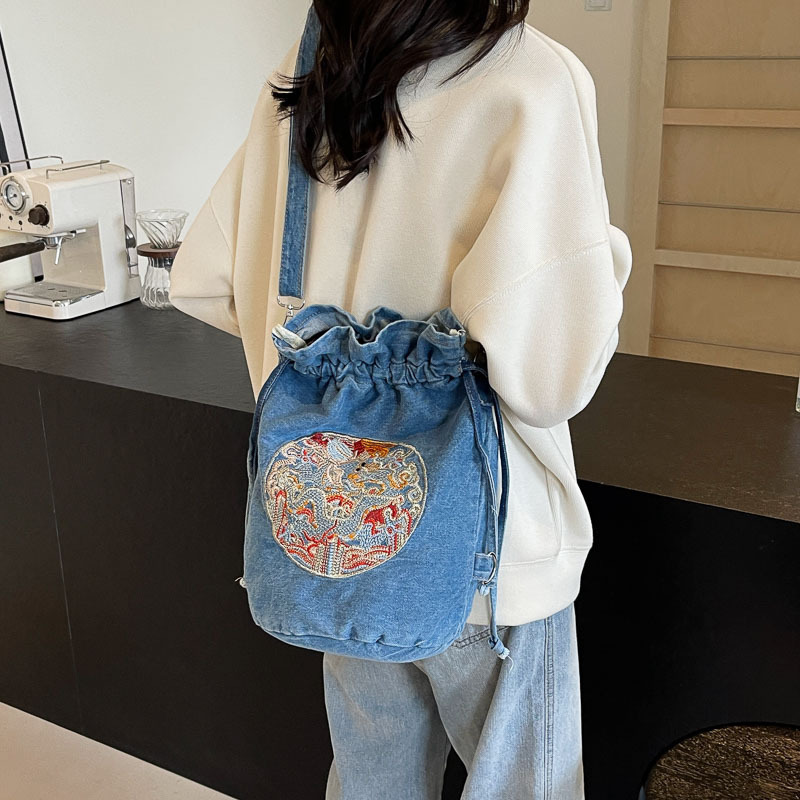 2024 nueva mochila bordada de estilo chino bolso de hombro de mezclilla casual transfronterizo bolso de mensajero personalizado bolso de cubo