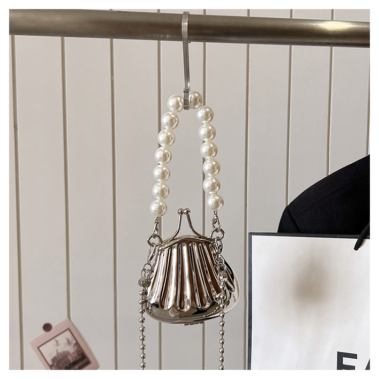 Women's Mini Metal Solid Color Cute Vintage Style Beading Lock Clasp Dome Bag display picture 3