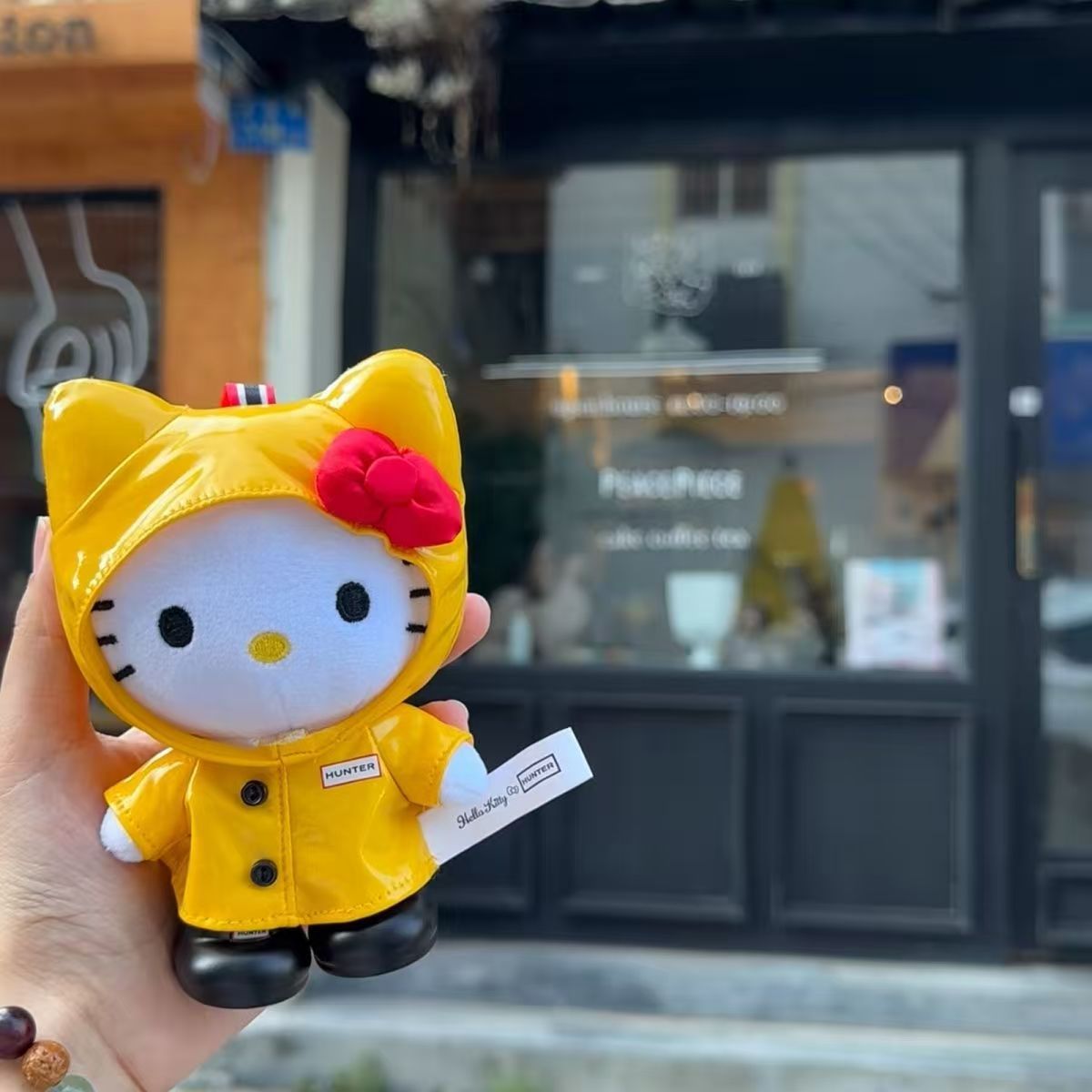 台湾711联名限定黄色雨衣hellokitty 包包挂件可爱毛绒玩具包挂饰