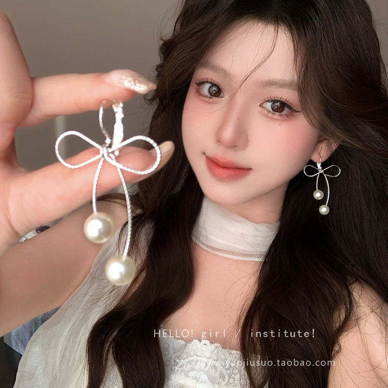 pendant with bow pearl