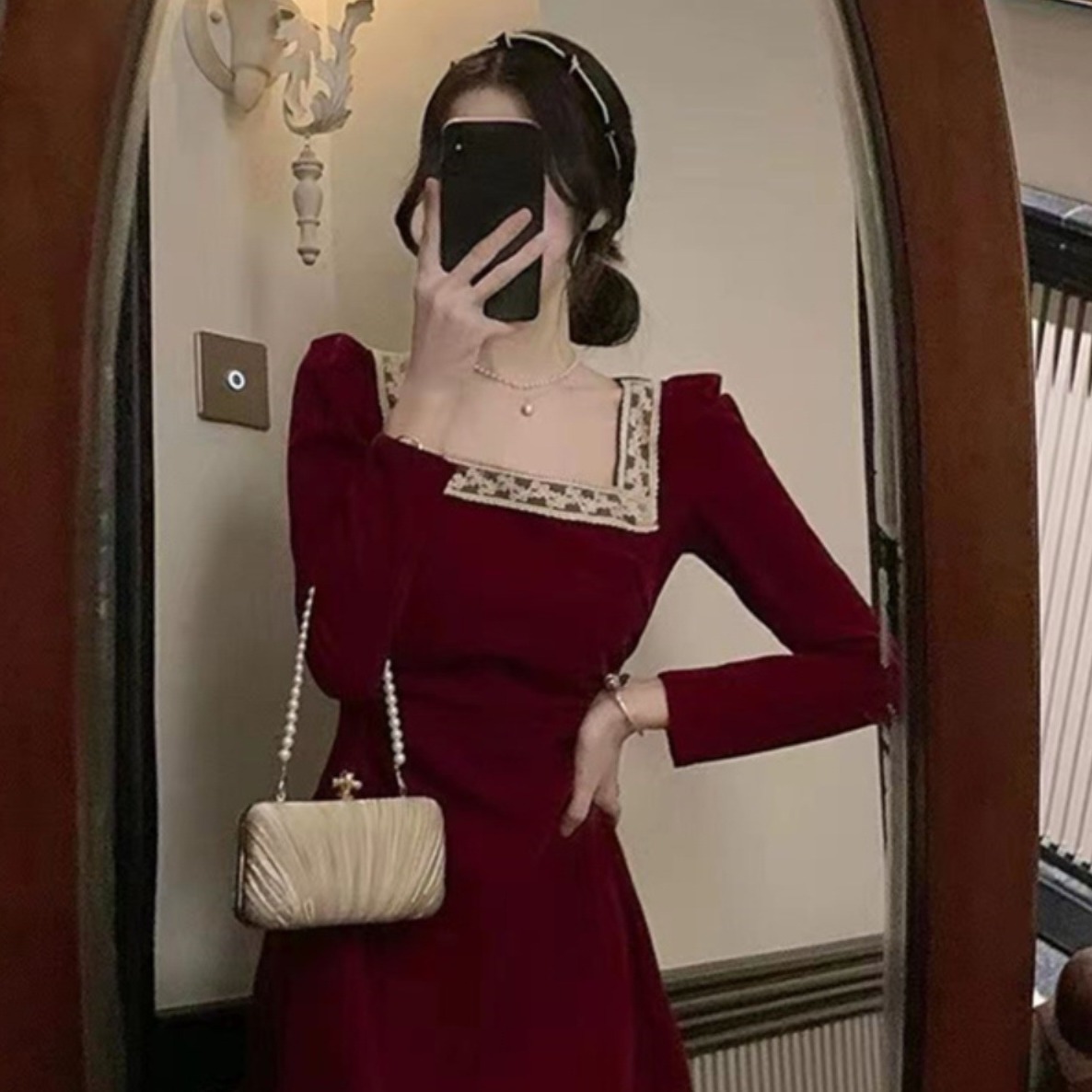 连衣裙女2025年秋冬安可拉红新款方领复古收腰高级感订婚礼服