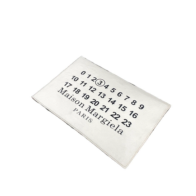 Ковёр (MAISON Margiela) белый с логотипом, кашемир или искусственный мех, размеры 50–120 см для спальни и гостиной
