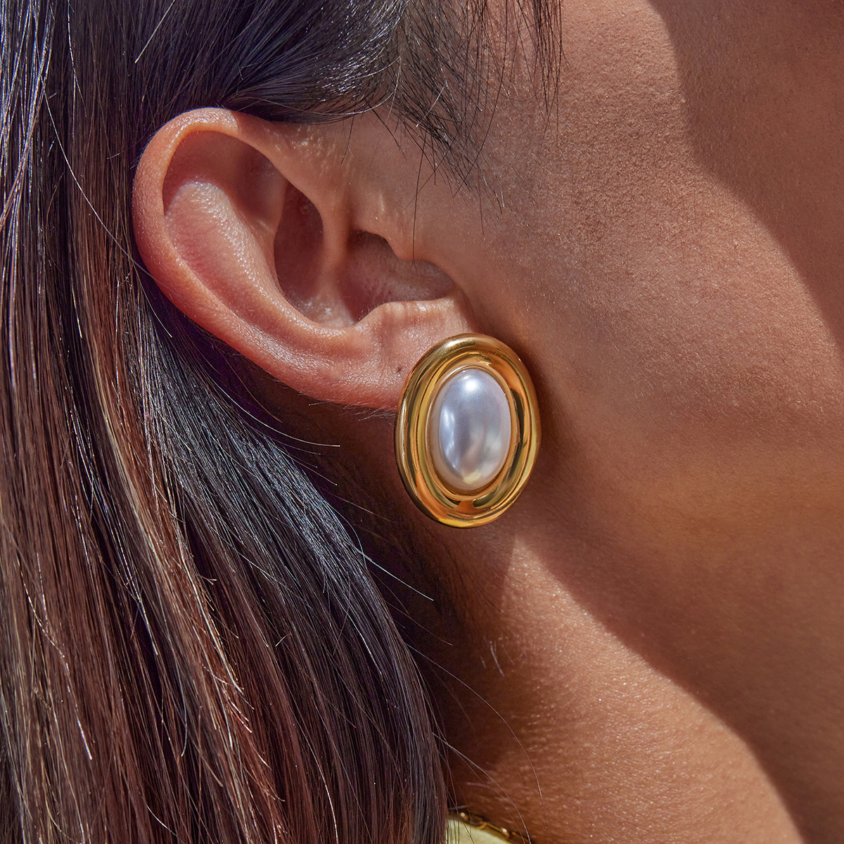 Pendientes de perlas retro de acero inoxidable Jieding Pendientes de alta gama de lujo ligero para mujer Pendientes que no se desvanece Joyas de acero de titanio transfronterizo
