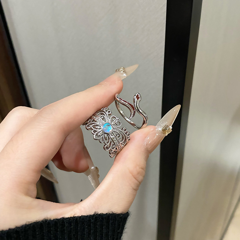 新年新款銀白色鏤空花絲戒指女酒紅蛇形宮廷風重工食指戒配飾