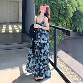 海边度假蓝色碎花吊带连衣裙女2025春夏针织衫气质雪纺沙滩裙