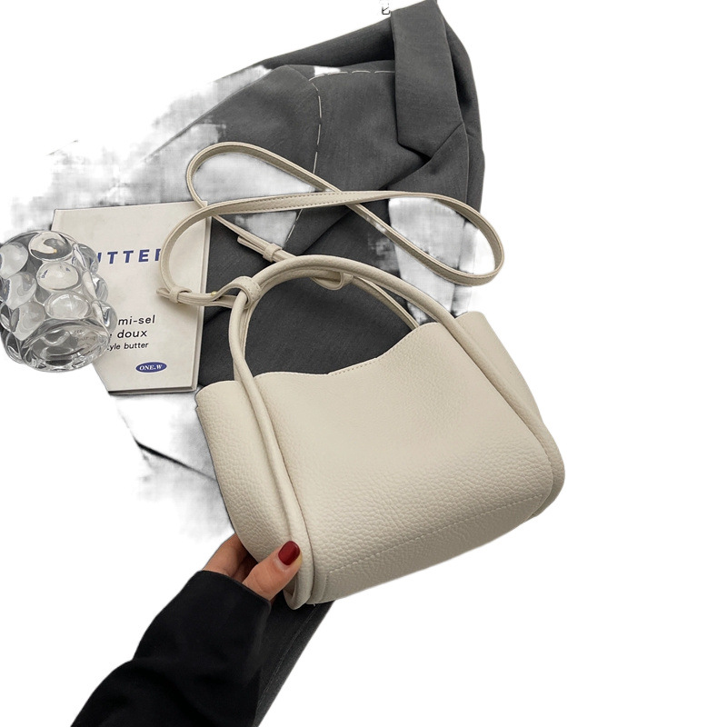 子供の母のハンドバッグの女性の高級感insの小さな野菜のかごは純色のバケツのバッグの斜めのショルダーバッグ2025の新型を包みます。