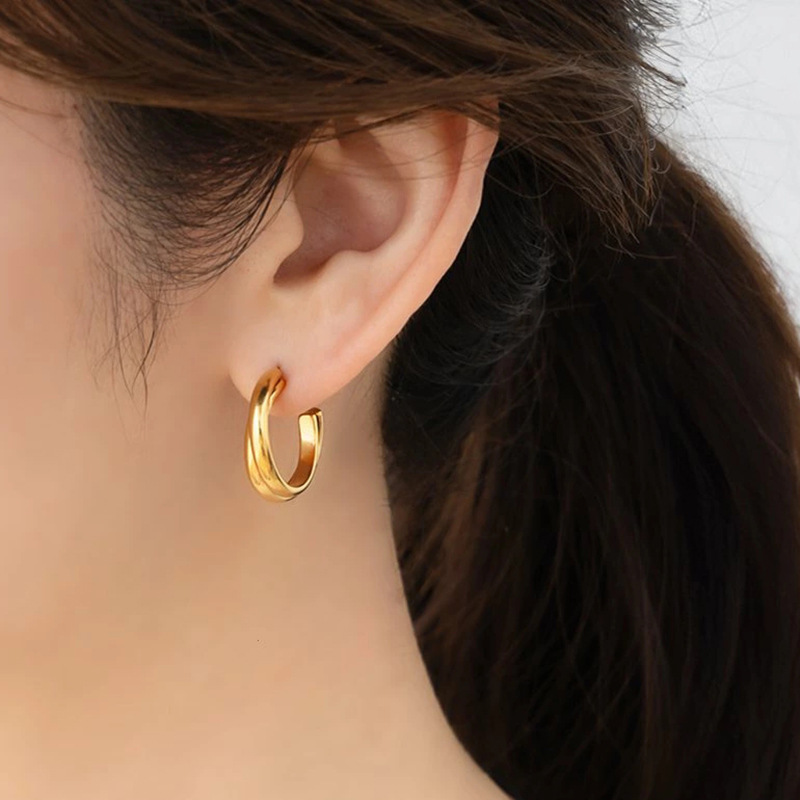 1 Paar Einfacher Stil Klassischer Stil Einfarbig Überzug Titan Stahl Vergoldet Ohrringe display picture 1