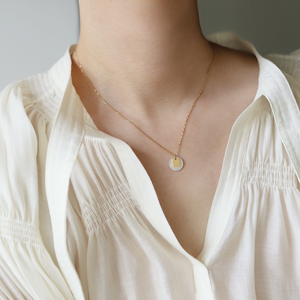 Elegant Round Letter Shell Titanium Steel Necklace 1 Piece