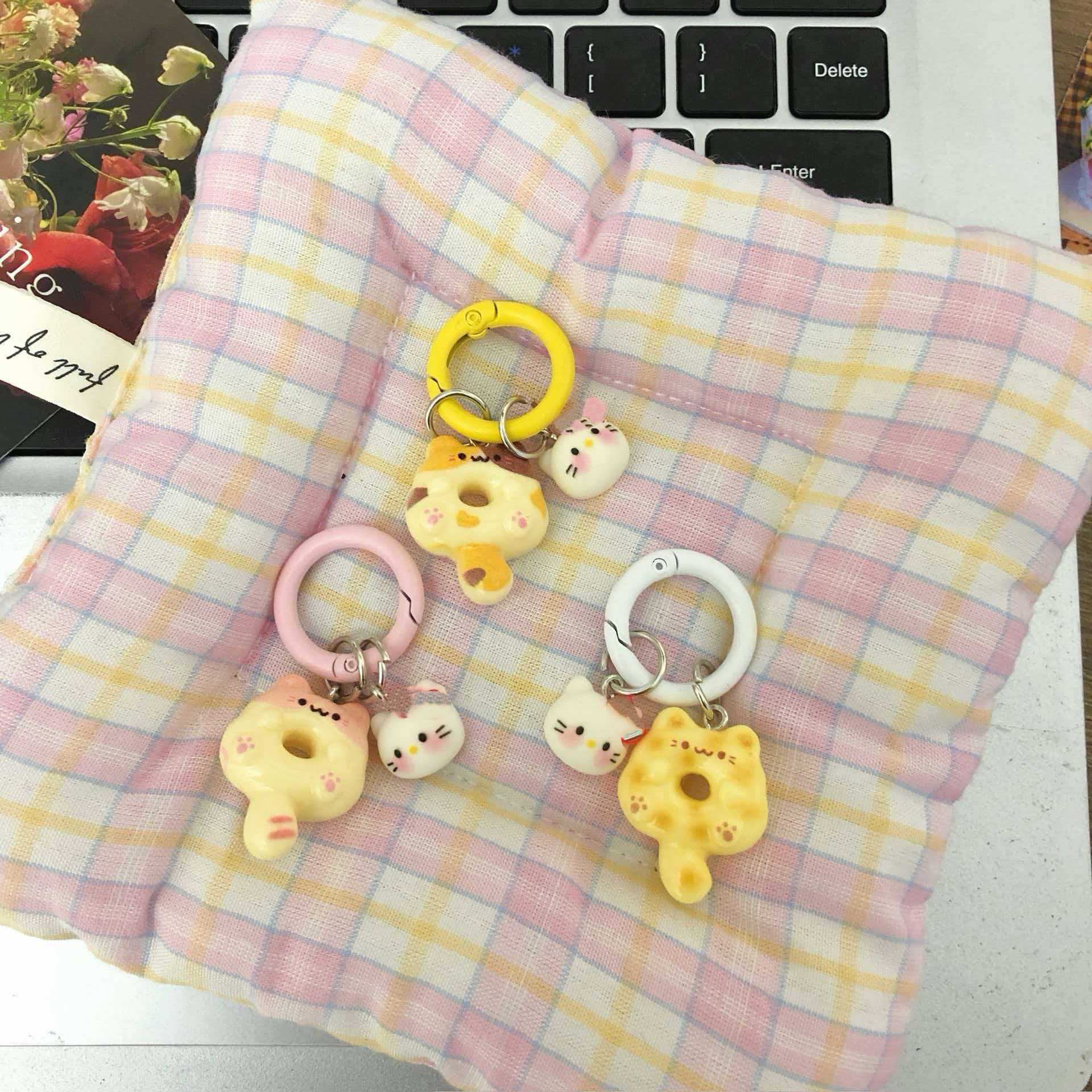 Original Cute Cartoon Siamese Kitten Circle Keychain Ins-Style Keychain Backpack Earphone Pendant Student Accessory