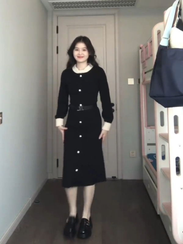 【现货】重工珍珠黑色针织连衣裙女秋冬新款感法式复古赫本风长裙|undefined