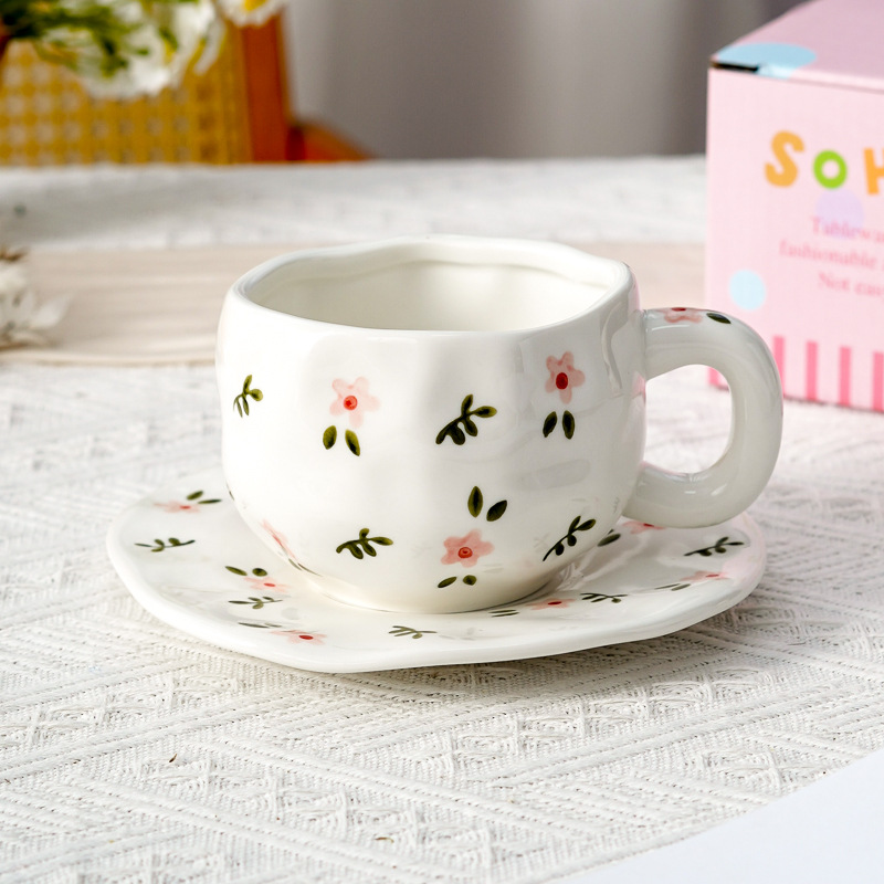 Hermoso conjunto de tazas de café y platos Regalos comerciales Irregulares tazas de desayuno transfronterizas de cerámica Pastoral pintada a mano esmaltada