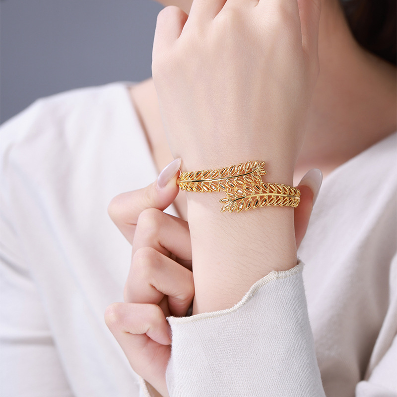 Xuping aleación de cobre chapado 24k color hueco pulsera de plumas de nicho simple diseño ligero lujoso temperamento joyas de boda mujeres