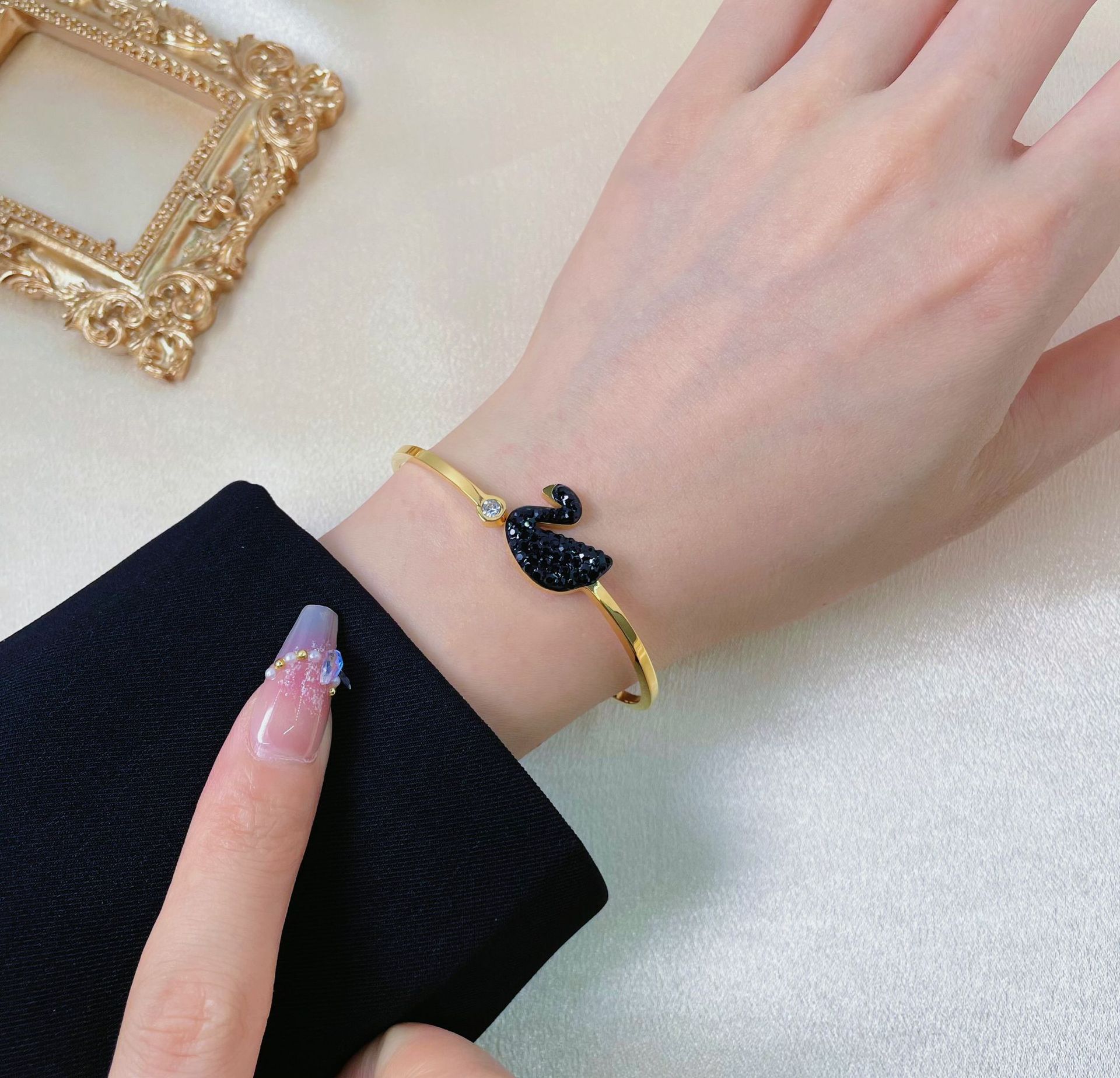 111 블랙 스완 팔찌 골드