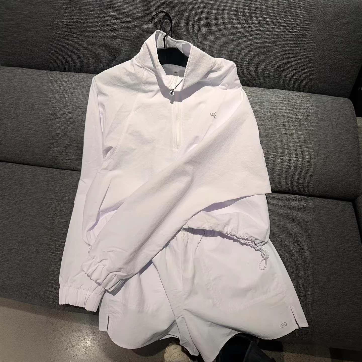 Short jacket with zipper