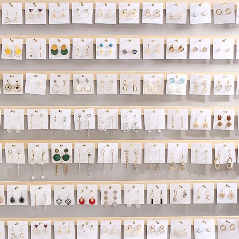 Alta sensación retro orejas de bordilla lujoso temperamento ligero perlas pendientes de metal perlas de moda diaria exagerada pendientes