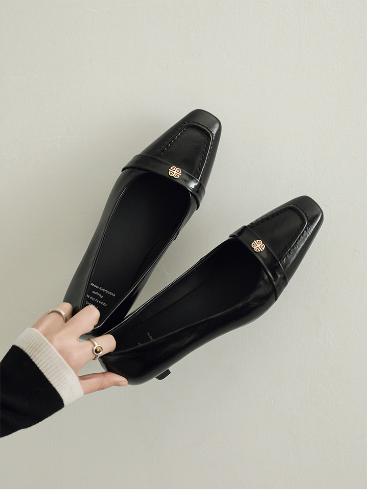 Giày cao gót nữ mũi nhọn cổ điển, gót thô vừa, họa tiết hoa sơn trà, dáng slip-on — đen chi tiết 16