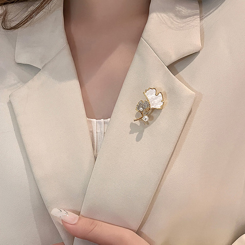 Pearl ginkgo leaf brooch, high-end women's exquisite high-end design suit sweater corsage brooch with small accessories