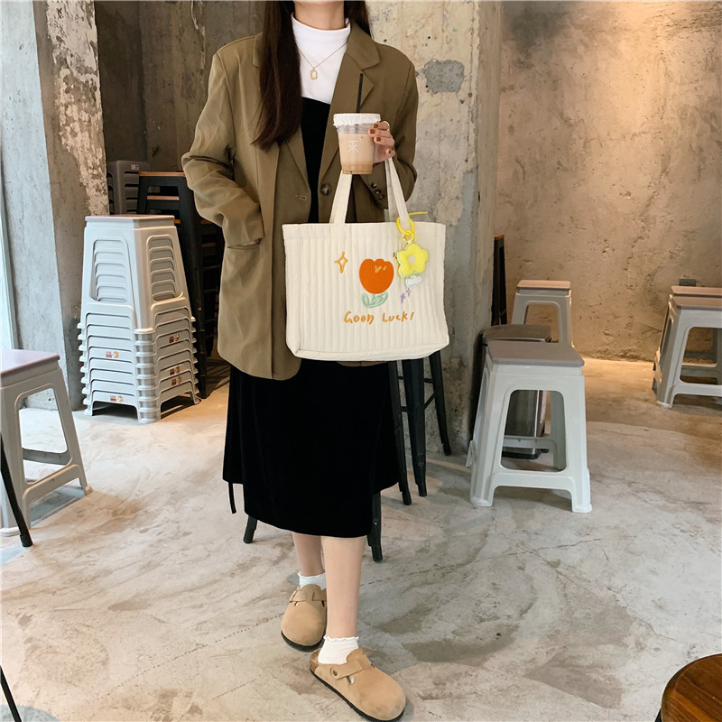 112291 Fresh and delicate quilted embroidered tote bag, a canvas bag for female students' classes, a simple and artistic shopping bag undefined