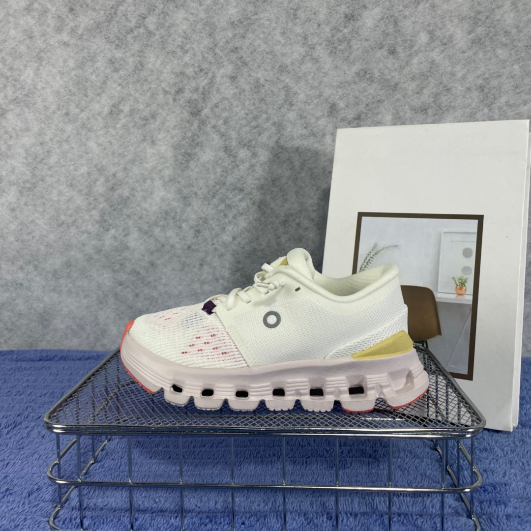 TOP A pair of simple and lightweight children's casual sports shoes that strikes a balance between comfort and performance