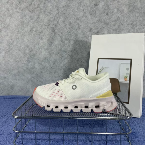 TOP A pair of simple and lightweight children's casual sports shoes that strikes a balance between comfort and performance