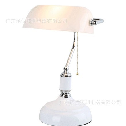 Fábrica al por mayor un retro estándar europeo americano estándar Banco lámpara de mesa blanco pantalla aprendizaje retro lámpara de mesa