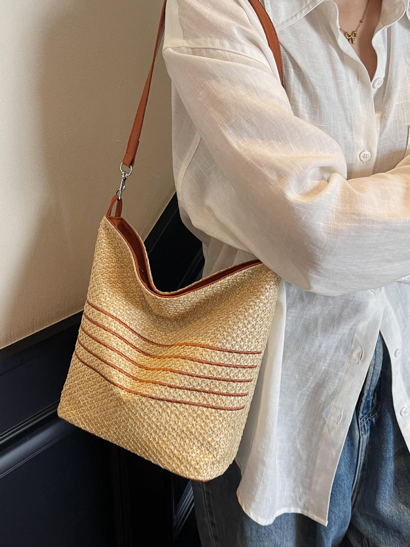 Bolso de axila de arcoíris tejido de moda de verano para mujer 2025 nuevo bolso de hombro de moda de estilo occidental bolso de cubo de mensajero de todo fósforo