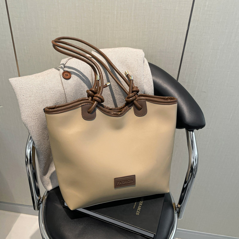 Bagos de mujer de gran capacidad de estilo extranjero simple 2025, nueva moda, bolsas de viaje casuales de hombro, bolsas de hombro debajo de las axilas.