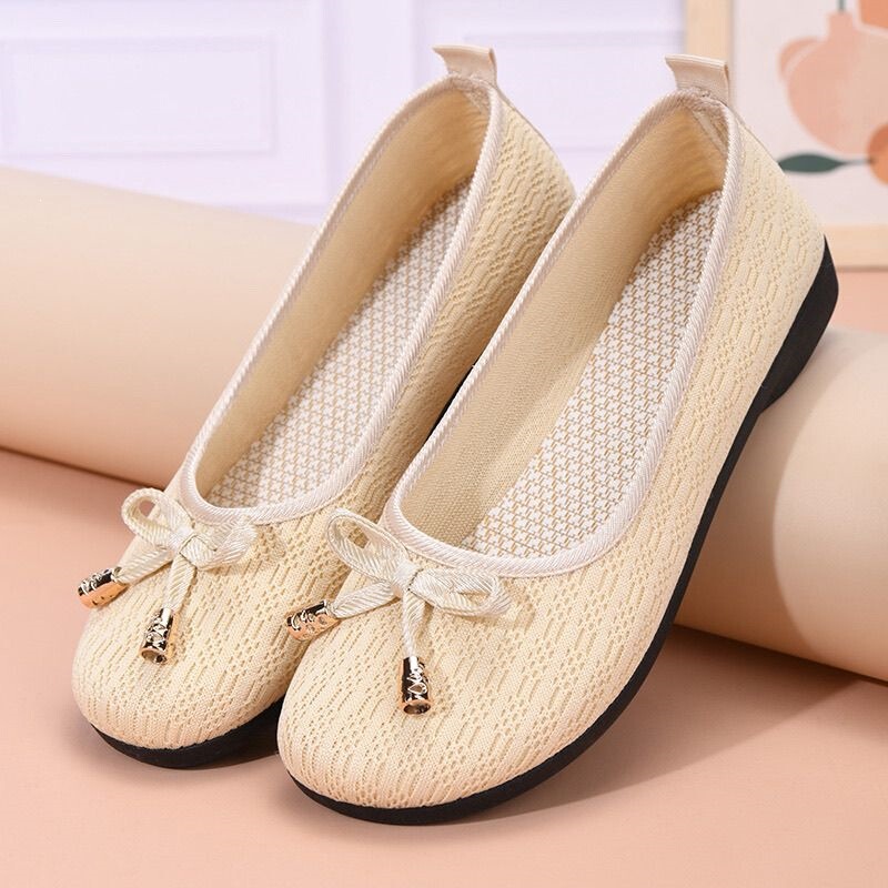Super Soft and Stylish New Style Mom Shoes for Outdoor Wear, Slip-On, Non-Slip, Soft Sole, Lightweight, Comfortable, Breathable, Old Beijing Cloth Shoes for Women Super Soft and Stylish New Style Mom Shoes for Outdoor Wear, Slip-On, Non-Slip, Soft Sole, Lightweight, Comfortable, Breathable, Old Beijing Cloth Shoes for Women