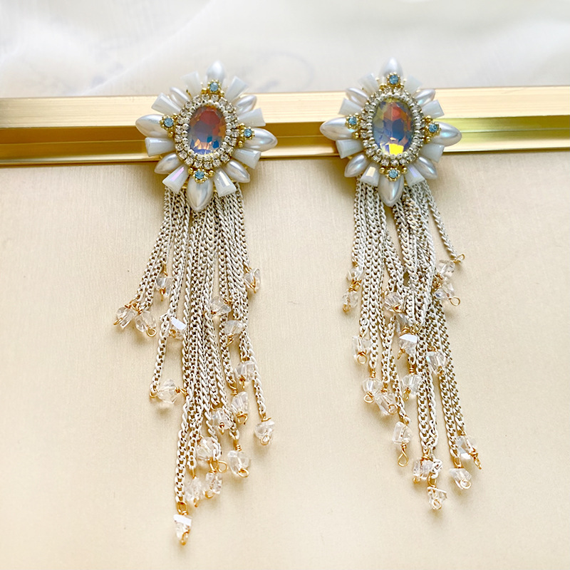 1 Paire Glamour Rétro Gland Fleur Incruster Perle D'imitation Le Cuivre Cristal Artificiel Boucles D'oreilles display picture 3