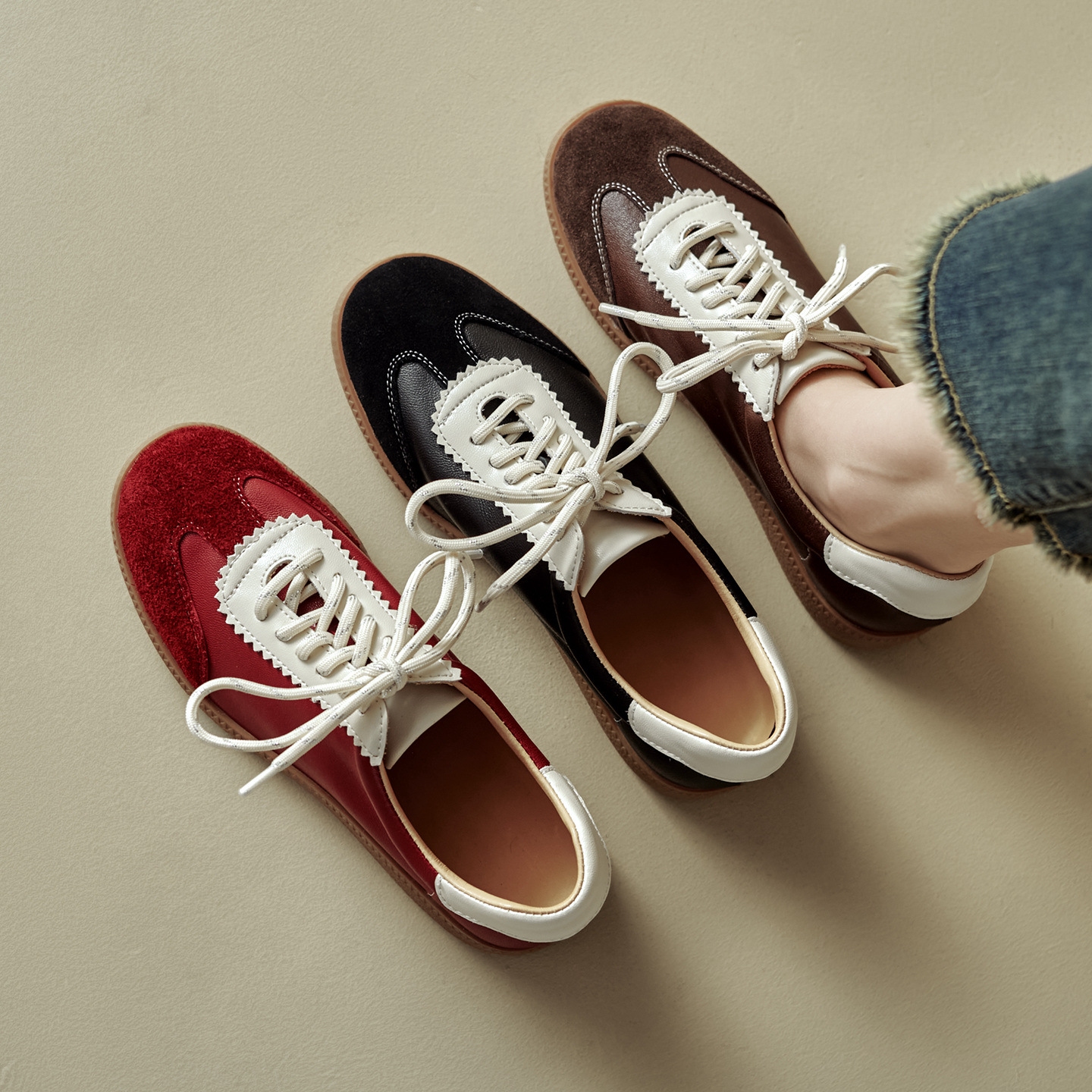 Giày sneaker nữ phối màu dây buộc đế phẳng phong cách thể thao — màu nâu