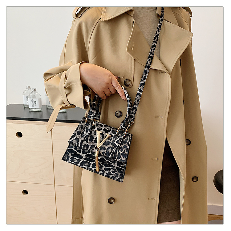 The new leopard print handbag is trendy and stylish. The crossbody bag has a simple texture and a spicy girl style. It is a unique single-shoulder small square bag undefined