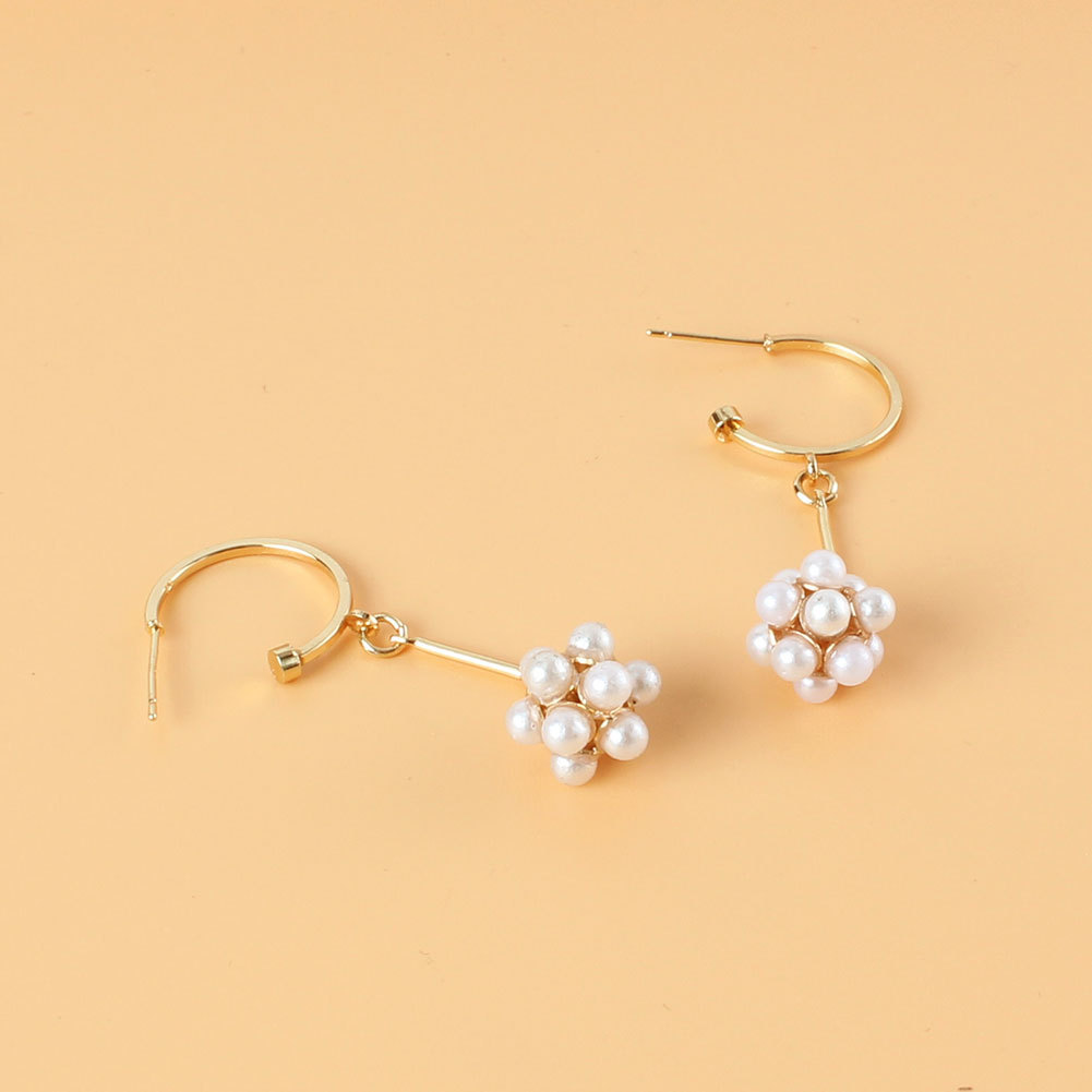 Fashion Pearl Flower C-shaped Long Earrings display picture 4