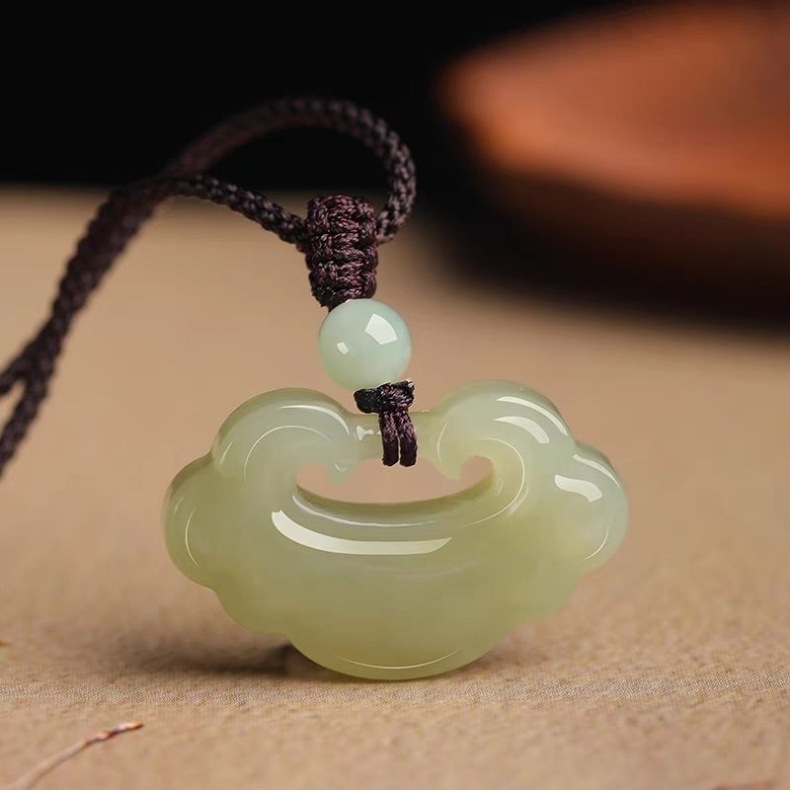 Mặt dây chuyền ngọc Hetian hình mây lành khóa an toàn, dài 25–30 mm — Màu xanh nhạt, Màu nắng đậm, Màu nắng trung tính chi tiết 4