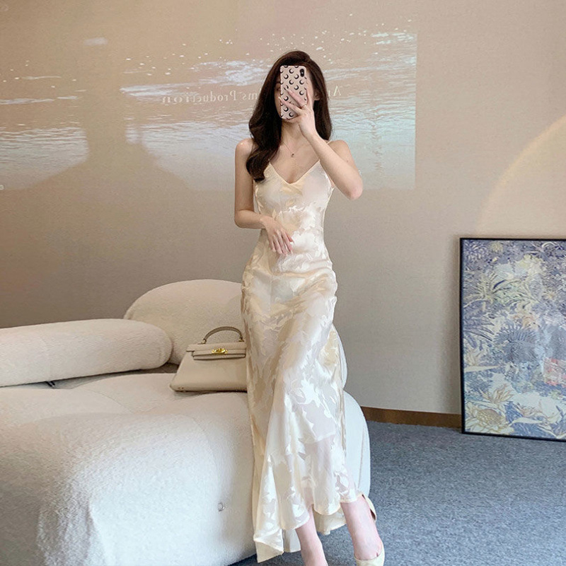 フレンチホワイトvネックストラップワンピースレディース2025夏新作優しい風高級感名媛バッグヒップドレス|undefined