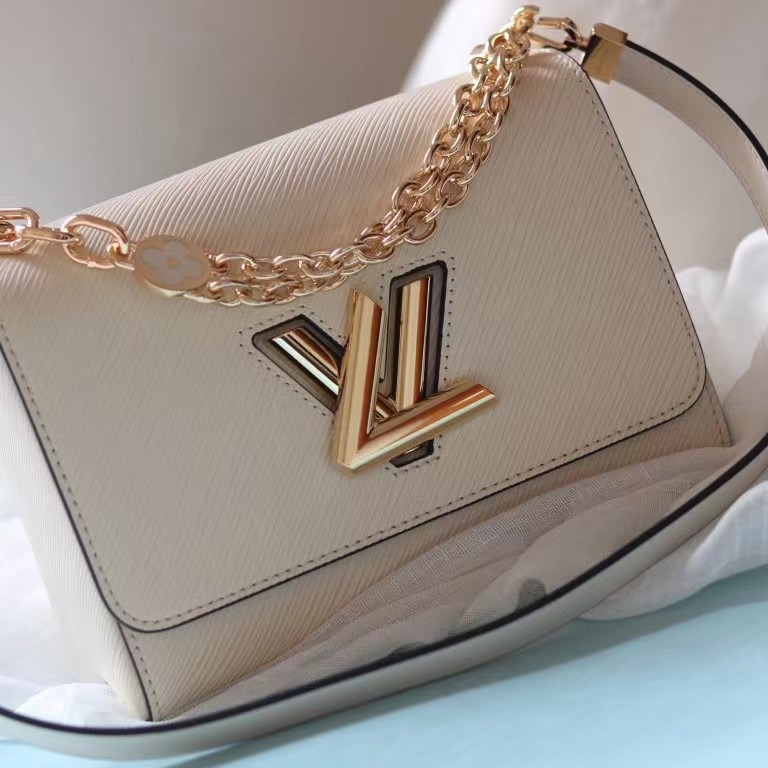 En el invierno de 2023, la nueva fábrica aprueba directamente el tejido retro del paquete de cadena ajustable con patrón de onda de agua de cerradura de torsión V twist.