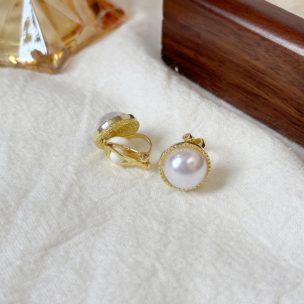 Versión coreana del temperamento de camelia, sin orejas perforadas, pinza para la oreja, flor de perla, tablero de ajedrez, pinza para la oreja triangular con diamantes, pendientes de nicho para mujeres