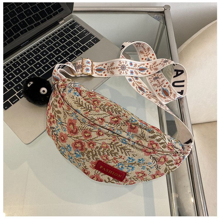 펜던트가 달린 레드