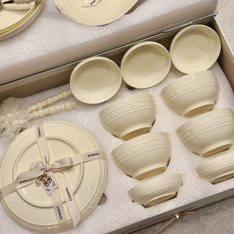 Cream-Colored French-Style Embossed Bowl and Plate Set for Home Use, High-End Ceramic Bowls and Plates with Underglaze Color, Housewarming Gift Tableware