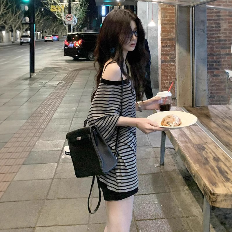 韓国版の新しいゆったりとしたレイジーストライプの斜め肩半袖Tシャツ、夏の女性用、肉感をカバーし、スリムに見せる、オフショルダーのリラックストップ|undefined