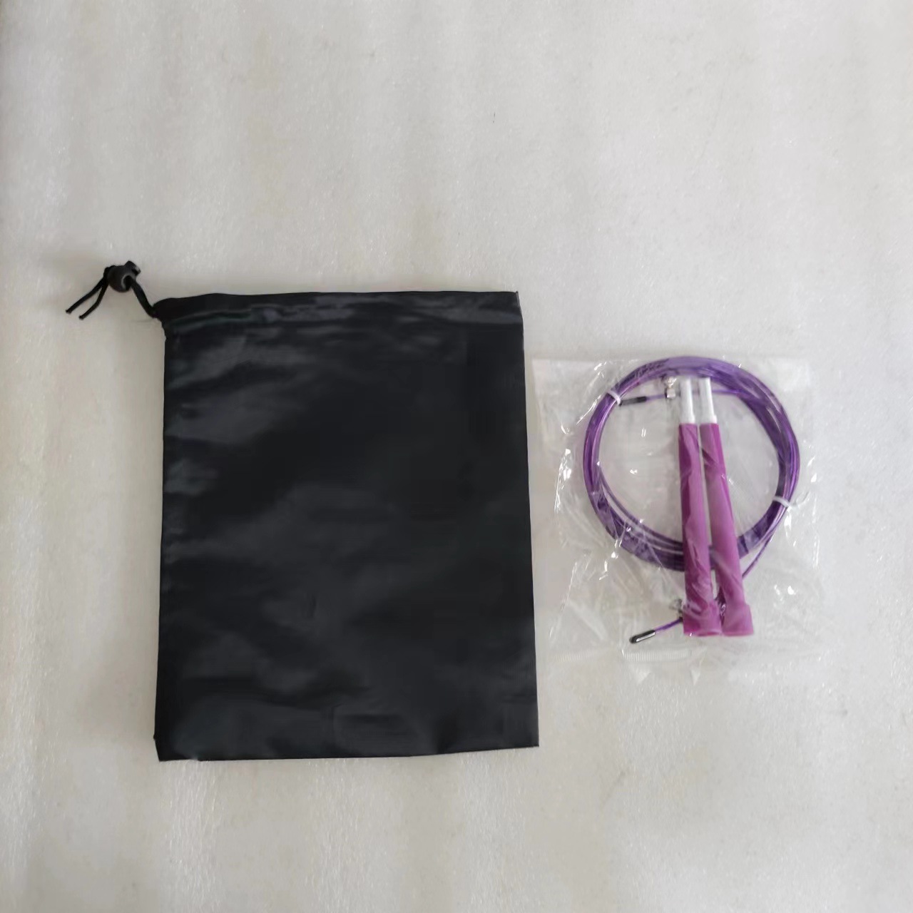 Cuerda para saltar de diez colores de plástico de PVC con cable de acero para la prueba de ingreso a la escuela secundaria, cuerda para saltar de velocidad para ejercicio y fitness con cabezal blanco universal.