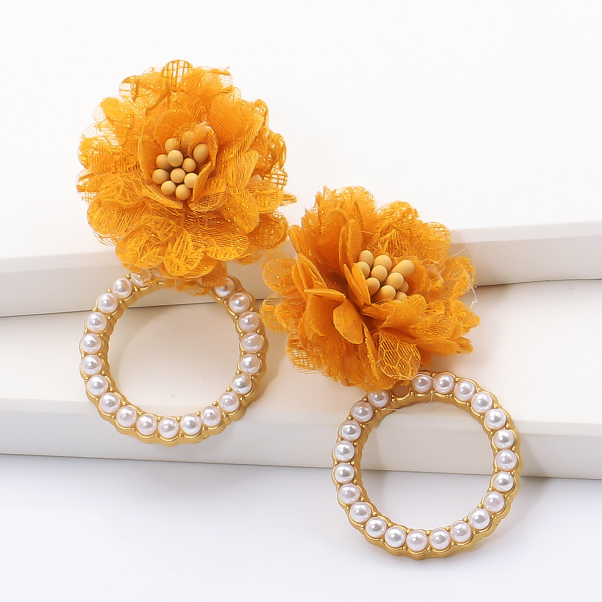 Fashion Geometric Circle Inlaid Pearl Flower Earrings display picture 4